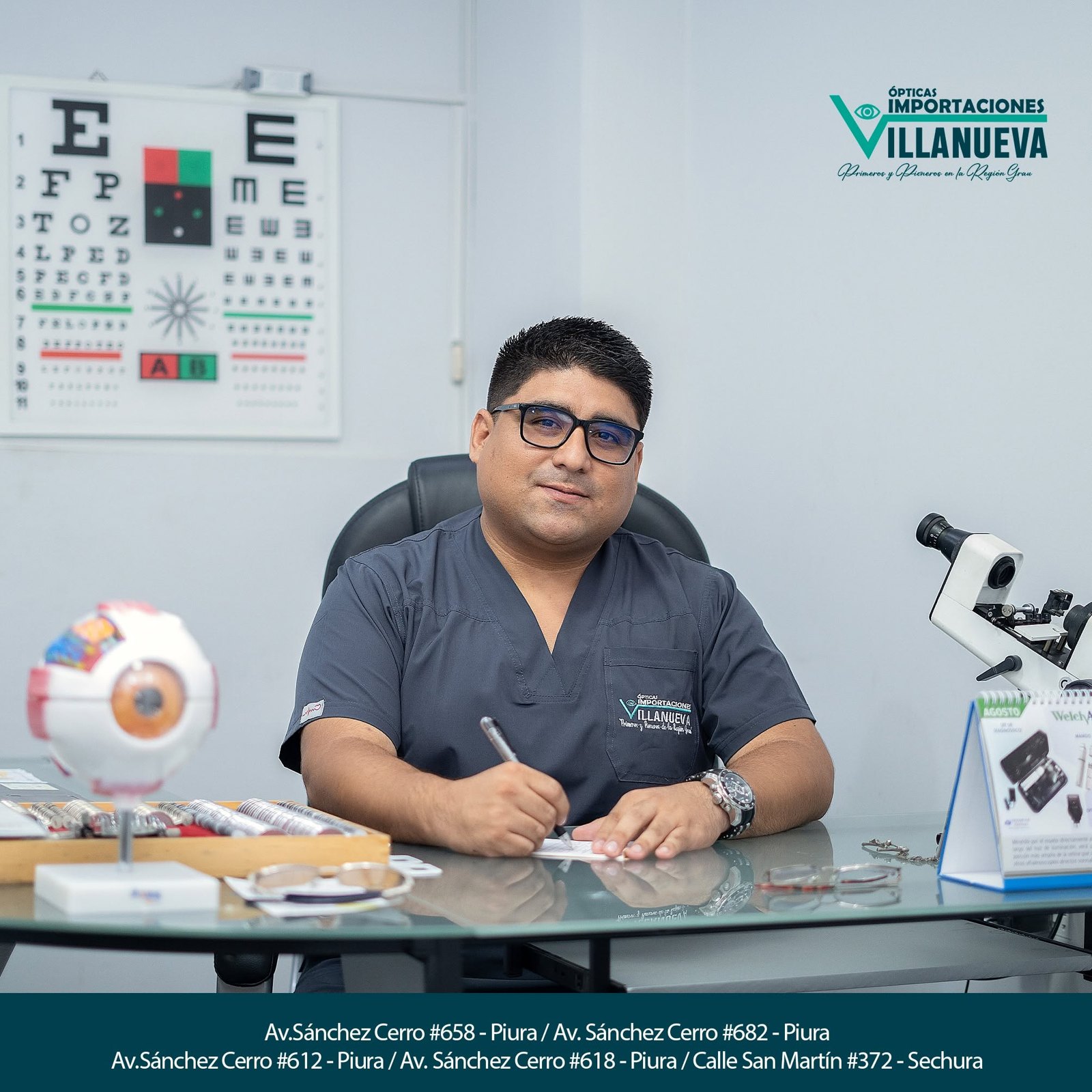 Profesional de Ópticas Importaciones Villanueva atendiendo en consultorio